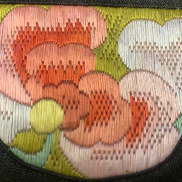 ANTIQUE CHINESE SILK AND SILK THREAD EMBROIDERY PURSE - Picture 2 of 12